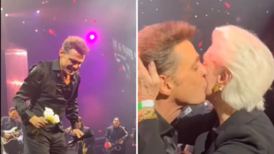 Luis Miguel besa a Carolina Herrera en pleno concierto