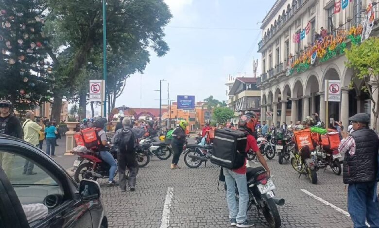 Repartidores de plataforma se manifiestan por abuso de autoridad 