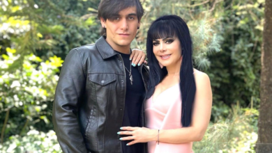 Maribel Guardia rompe en llanto al poner a Julián Figueroa  en Altar de Muertos