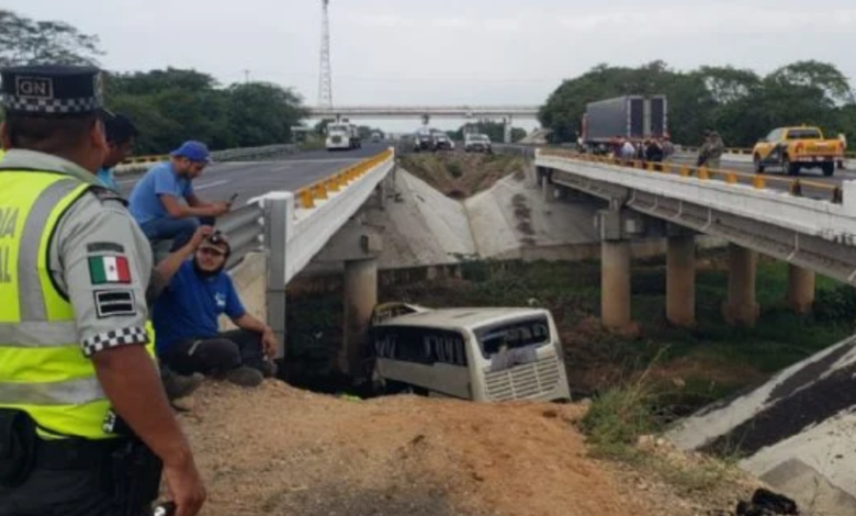 Sube a 12 el número de fallecidos tras accidente en autopista de Cosamaloapan