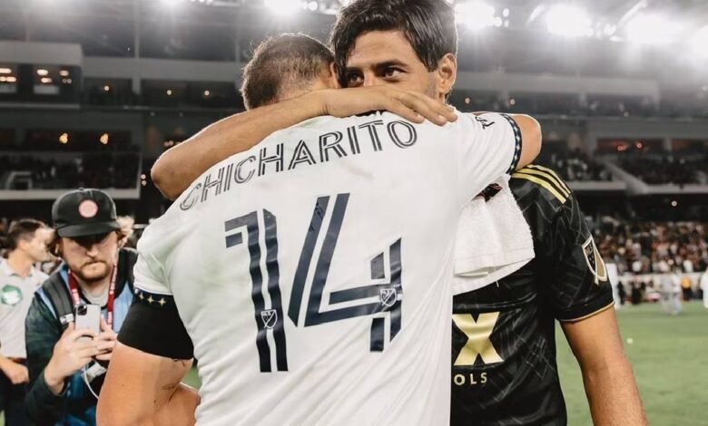 Chicharito Hernández y Carlos Vela, del estrellato al "desempleo"