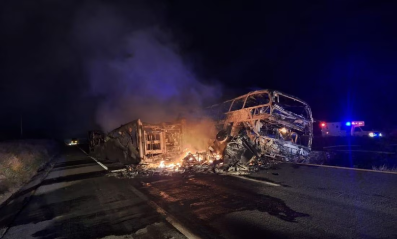 Se registra fuerte choque entre autobús y tráiler en la autopista Mazatlán-Culiacán