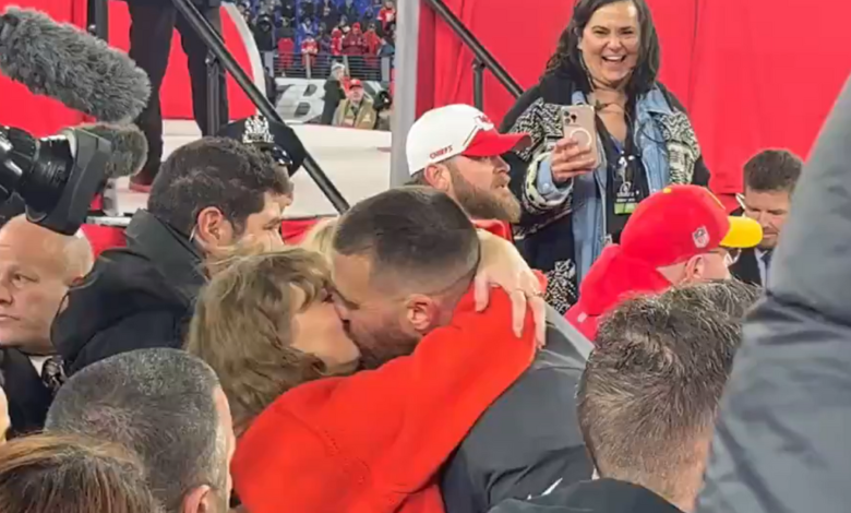 Emotivo beso de Taylor Swift y Travis Kelce por triunfo de Chiefs