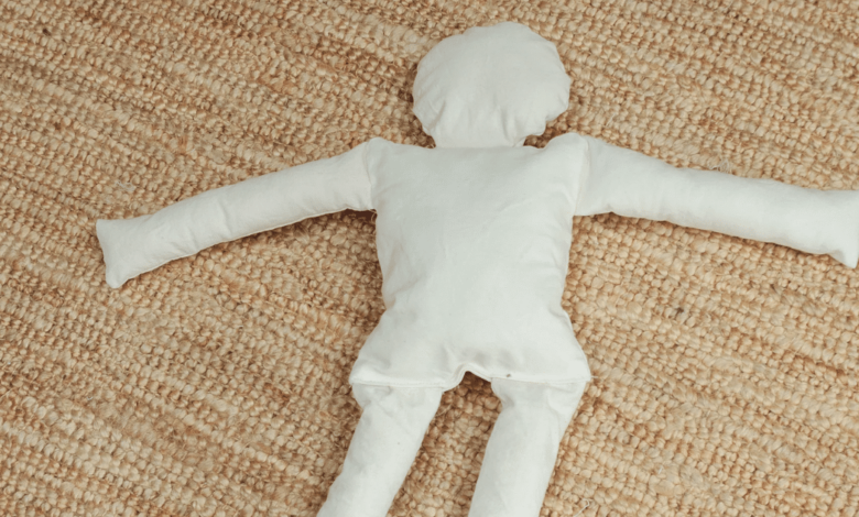 La tiktoker que “se casó” con un muñeco de trapo ahora es madre de tres hijos de trapo