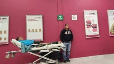 Acude a tramitar su credencial del INE en camilla