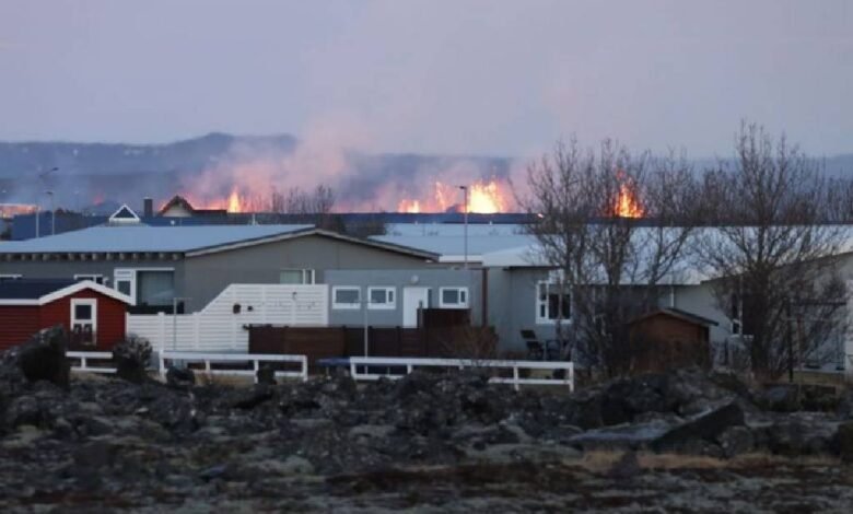 Estas son las impresionantes imágenes de un volcán al lado de un pueblo en Islandia