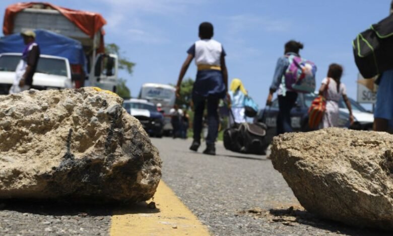 Bloqueo de carretera 150 México-Veracruz por pobladores de Nicolás Bravo