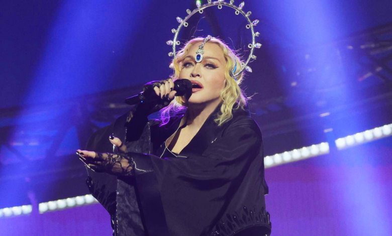 Critican a Madonna por escupirle a fans durante concierto