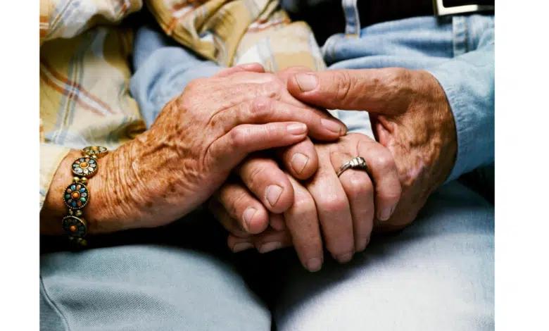 Abuelitos dan último respiro tomados de las manos por doble eutanasia en Países Bajos