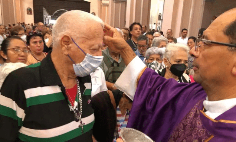 Acuden fieles a miércoles de Ceniza en Catedral de Veracruz