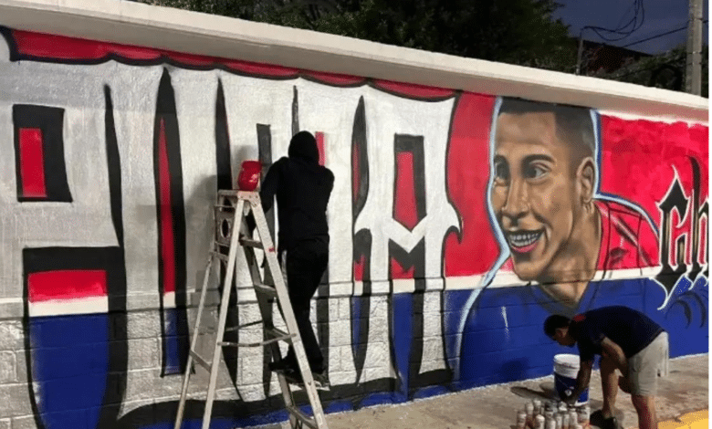 Jarochos pintan mural en honor del "Puma" Chávez en Puerto de Veracruz