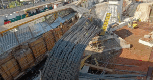 Se desploma una estructura de construcción del trolebús en Iztapalapa, hay varios heridos