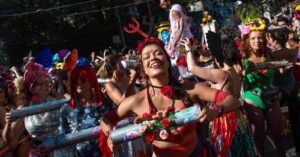 Amanece Rio de Janeiro con desfile masivo por el Carnaval