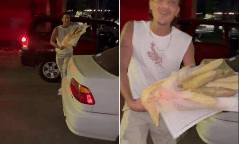 Video Joven regala ramo de elotes a su mejor amiga