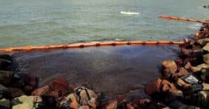 Derrame de hidrocarburos contamina el río Coatzacoalcos