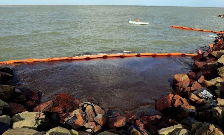 Derrame de hidrocarburos contamina el río Coatzacoalcos