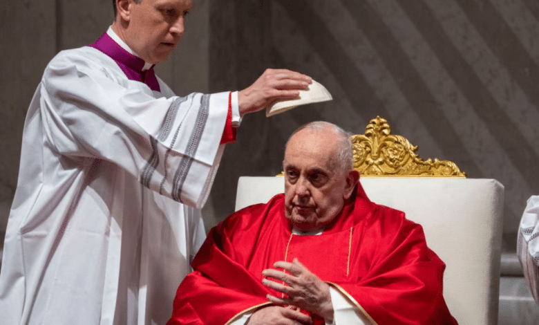 El papa Francisco llega a la basílica de San Pedro para la vigilia de Pascua