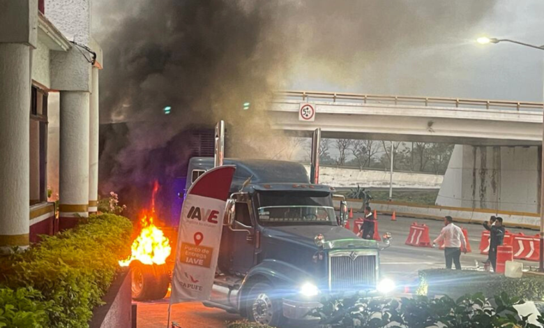Incendio de un tráiler de carga en la caseta de cobro de Cosamaloapan genera caos vial