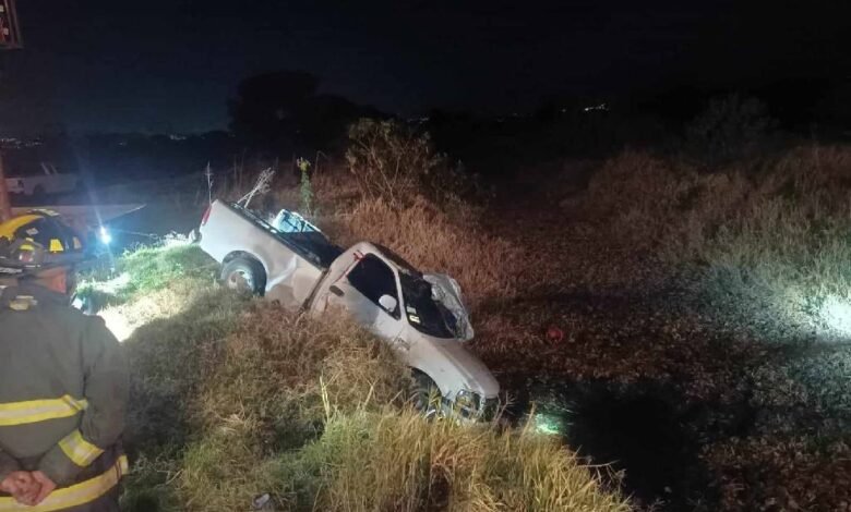 Rescatan a ocupantes de camioneta tras caer a canal de riego