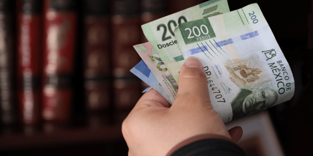 ¿Cuánto dinero puedes guardar en tu tarjeta de débito sin que el SAT te investigue?