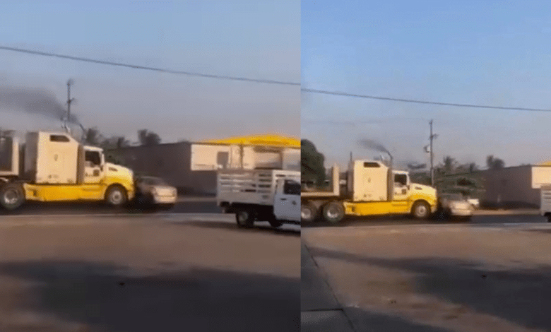 Video: Tráiler arrastra un auto en carretera a Puente Calzadas en Veracruz