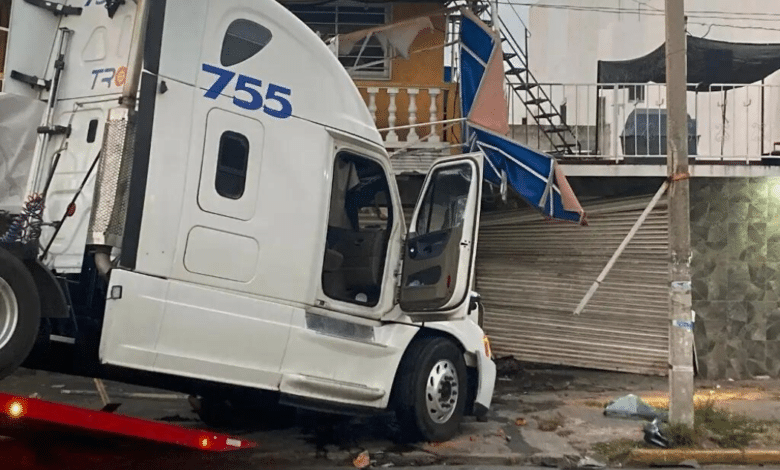 Tráiler se mete a refaccionaria en centro de Veracruz
