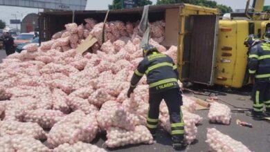 Vuelca tráiler con 22 toneladas de cebollas en la Central de Abastos