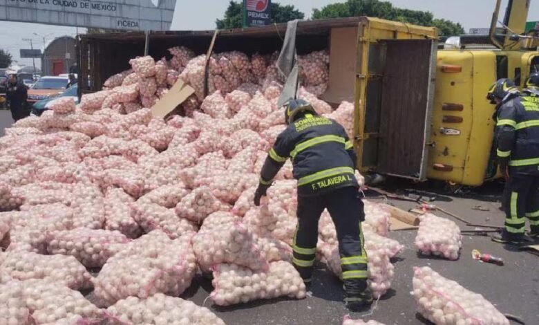 Vuelca tráiler con 22 toneladas de cebollas en la Central de Abastos