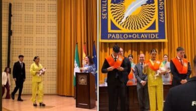 Video: Joven recibe su título universitario con su bebé en brazos