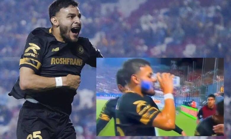 Alexis Vega toma cerveza durante el partido de Toluca vs San Luis