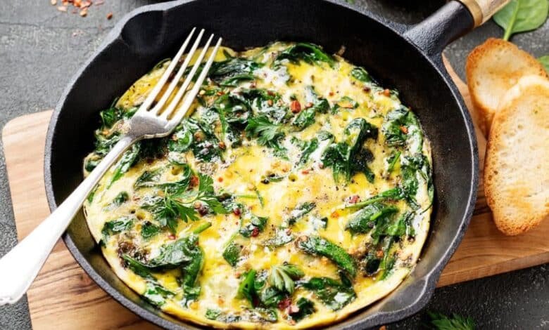 Tortilla española de espinacas y queso, un delicioso y saludable platillo