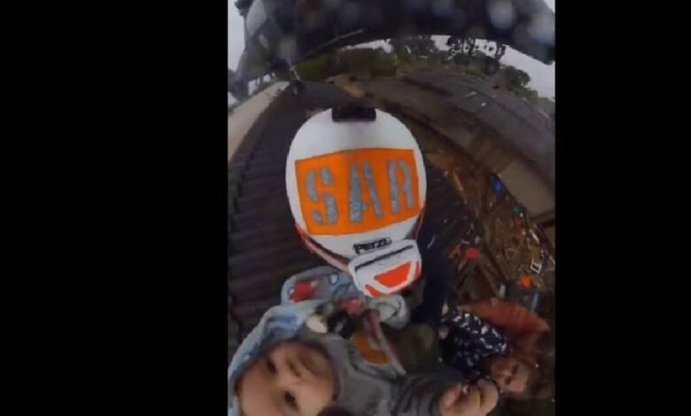 Bebé de 2 años es rescatados tras fuertes inundaciones en Brasil