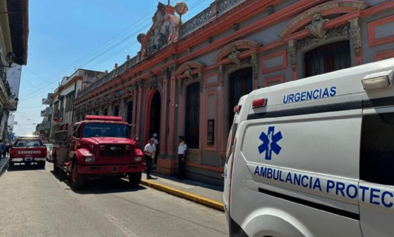 Evacúan a 950 personas en Prepa Juárez de Xalapa por explosión de cianuro