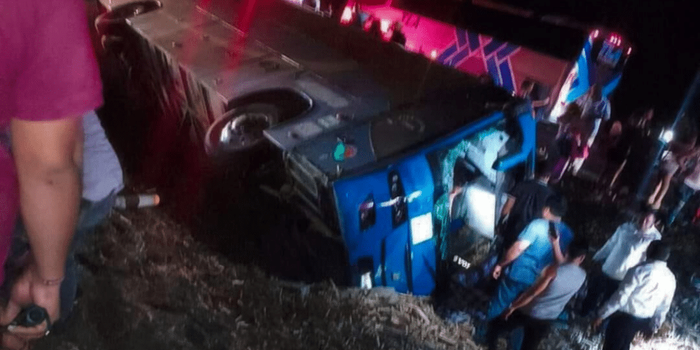 Vuelca autobús con simpatizantes de Sheinbaum en la Tinaja-Cosoleacaque, hay 10 lesionados