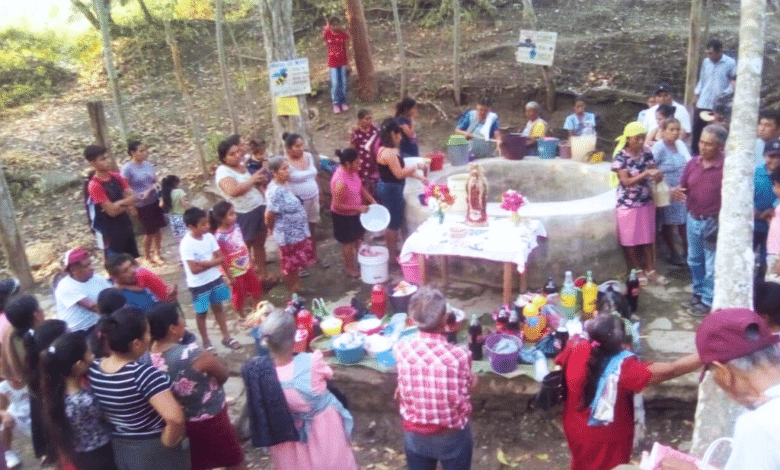 Residentes de Ixcatepec hacen ofrenda en un pozo para pedir lluvias