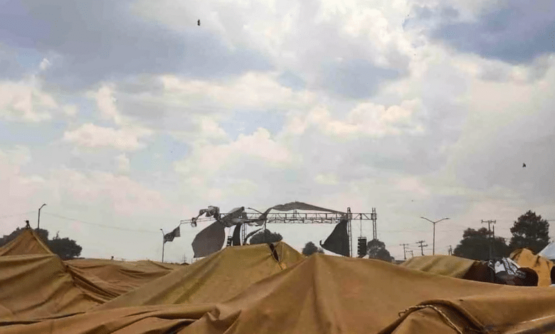 Fuertes ráfagas de viento causan caída de lona en cierre de campaña de candidato de Morena