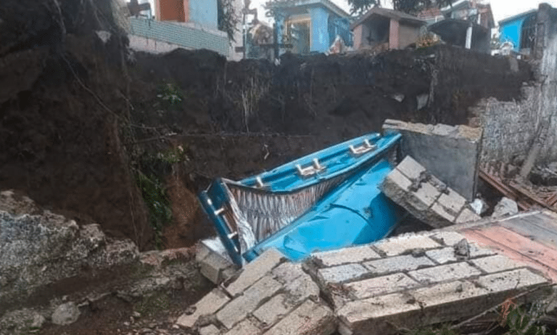 Tromba en Totutla provoca deslave en panteón, un cadáver y ataúd quedaron expuestos