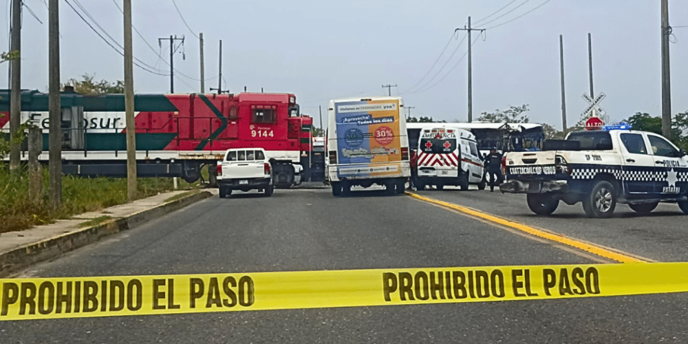 Camión de Pemex intentó ganarle el paso a un tren de Ferrosur en Mundo Nuevo, hay un fallecido