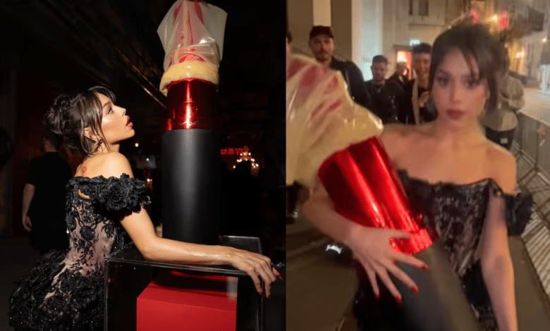 Danna Paola muestra orgullosa como se llevó el centro de mesa de un evento de Mac Cosmetics