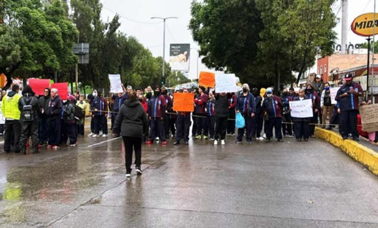 Bloqueo en Circuito Interior por trabajadores de limpieza del IPN