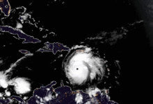 Beryl pierde fuerza, pero sigue siendo un peligroso huracán de categoría 5