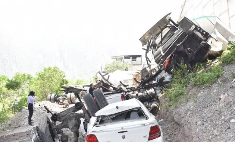 Tráiler choca y se cae desde puente de la autopista Monterrey-Saltillo