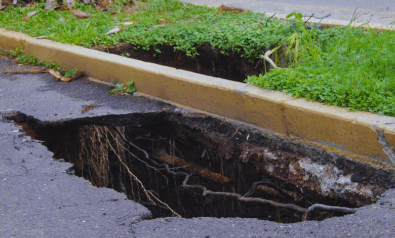 VIDEO Caída de joven en socavón en Córdoba desata alerta en vecinos; así lo rescataron