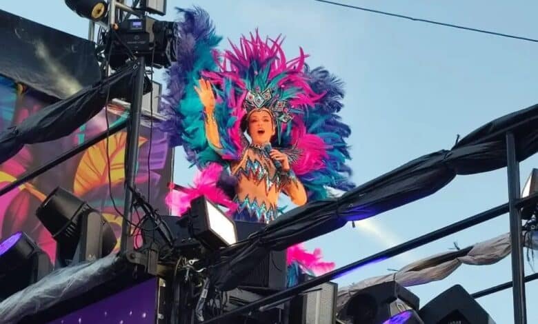 Impacta Yuri con su show, cambios de vestuario y carro alegórico