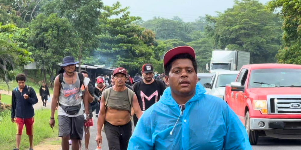 Caravana migrante avanza por Veracruz en busca de un futuro mejor