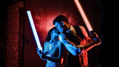 Novios sorprenden con pelea al estilo “Star Wars” durante su boda