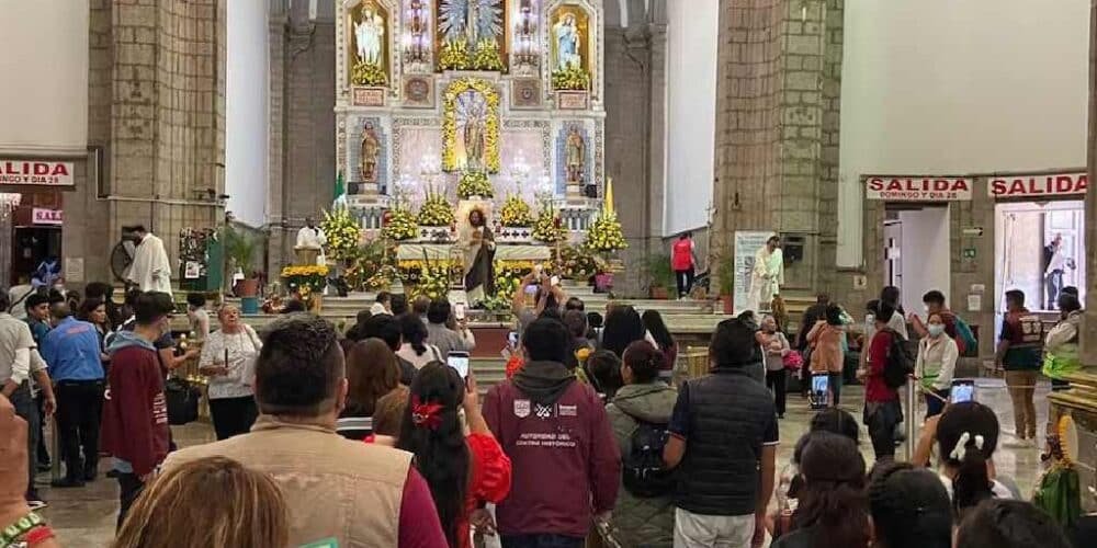 Hacen fila en San Hipólito para venerar reliquia de San Judas Tadeo