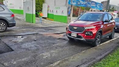 Bache en Toluca causa asentamientos viales y daños a vehículos