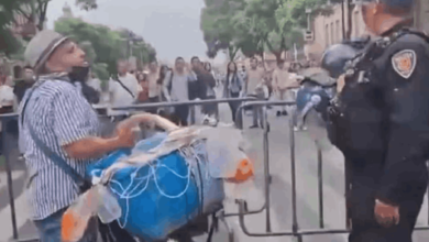 Video. Vendedor de tacos de canasta lanza su mercancía a policías