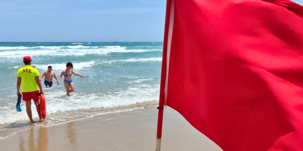 Playas de Veracruz bajo bandera roja por Norte prolongado
